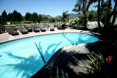 Внешний вид отеля Malibu Country Inn в Малибу