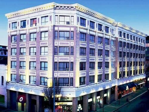 Внешний вид отеля Best Western Plus Carlton Plaza в Виктории