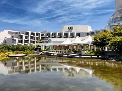 Внешний вид отеля Inn at Laurel Point в Виктории