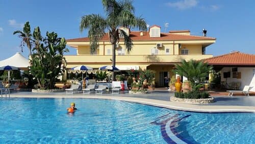 Внешний вид отеля Hotel Damanse