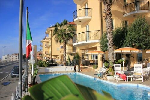 Внешний вид отеля Lion's Hotel