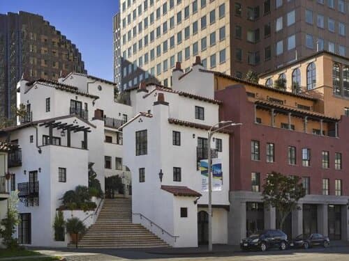 Внешний вид отеля Plaza La Reina в Лос-Анджелесе