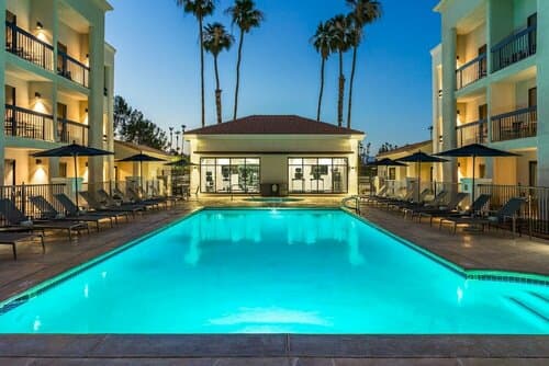 Внешний вид отеля Courtyard Palm Springs в Палм-Спрингс