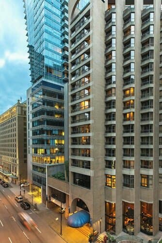 Внешний вид отеля Metropolitan Hotel Vancouver в Ванкувере