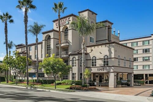 Внешний вид отеля Peacock Suites в Анахайме