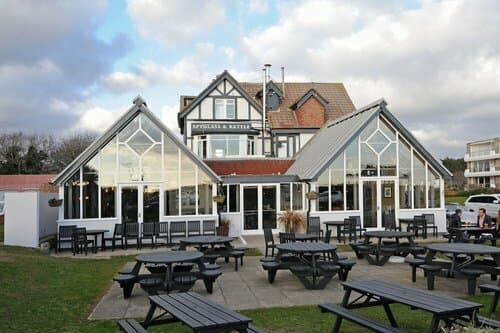 Внешний вид отеля The Spyglass and Kettle в Борнмуте