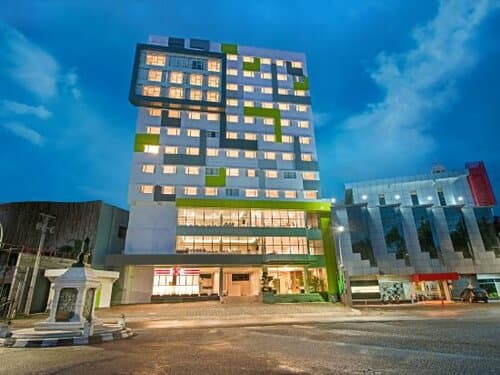 Внешний вид отеля Whiz Prime Hotel Hasanuddin Makassar в Макасаре