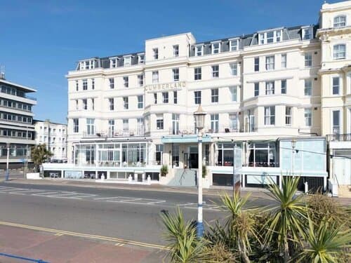 Внешний вид отеля The Cumberland Hotel в Истборне