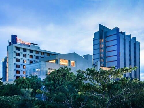 Внешний вид отеля Mercure Surabaya Grand Mirama