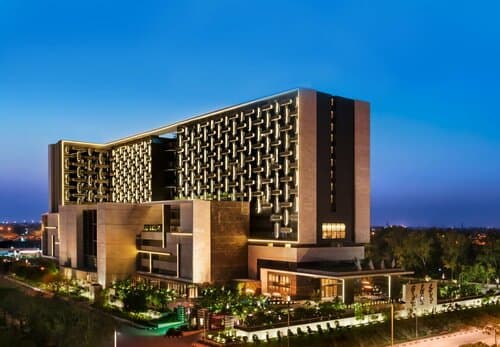 Внешний вид отеля The Leela Ambience Convention Hotel Delhi в Делях