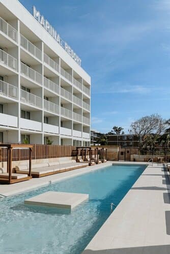 Внешний вид отеля Marina Resort в Нельсон-Бее