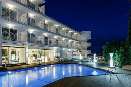 Внешний вид отеля Hotel Tora в Кальвии