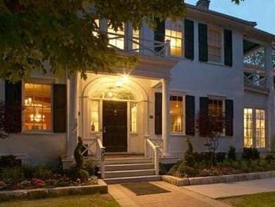 Внешний вид отеля The Charles Hotel в Ниагара-он-Лейке