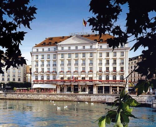 Внешний вид отеля Four Seasons Hotel Des Bergues Geneva в Женеве