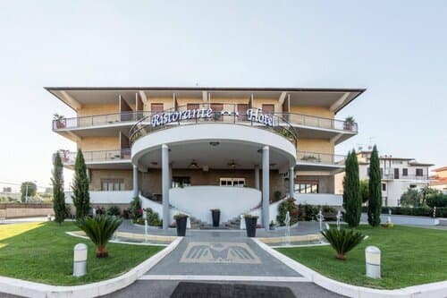 Внешний вид отеля Hotel Aquila в Орте