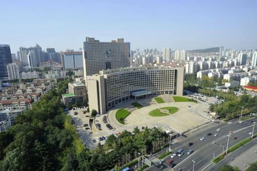 Внешний вид отеля Qingdao Housing International Hotel в Циндао
