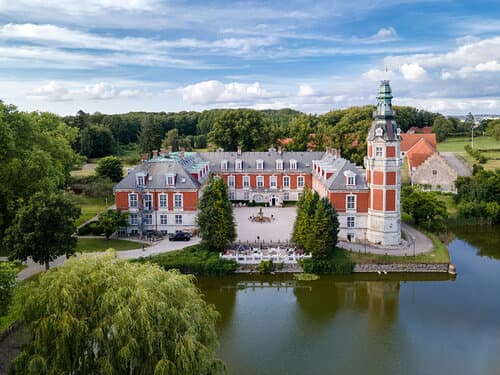 Внешний вид отеля Hvedholm Slotshotel