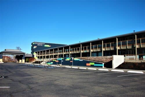 Внешний вид отеля Riverfront Hotel, SureStay Collection by Best Western