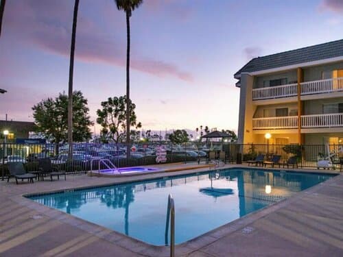 Внешний вид отеля Dana Point Marina Inn в Дана-Пойнте