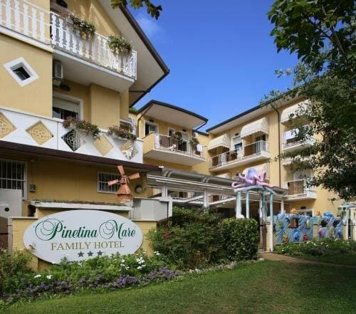 Внешний вид отеля Family Hotel Pinetina Mare