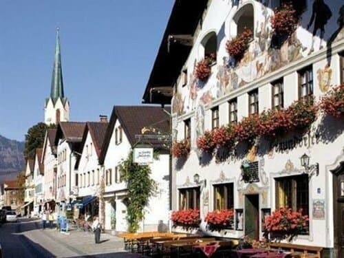 Внешний вид отеля Hotel & Gasthof Fraundorfer в Гармиш-Партенкирхене