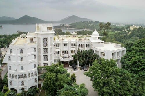 Внешний вид отеля Hotel Hilltop Palace в Удайпуре