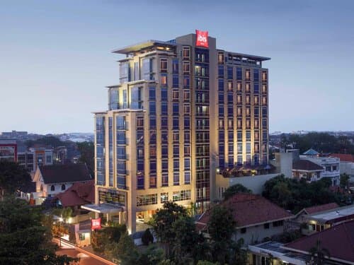 Внешний вид отеля Ibis Semarang Simpang Lima в Семаранге