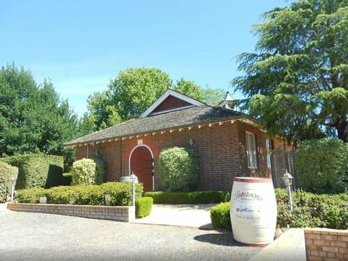 Внешний вид отеля Petersons Armidale Winery and Guesthouse в Армидейле
