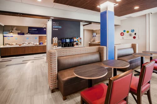 Внешний вид отеля Holiday Inn Express & Suites Ottawa Downtown East в Оттаве