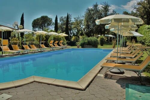 Внешний вид отеля Hotel Monti в Лампореккьо